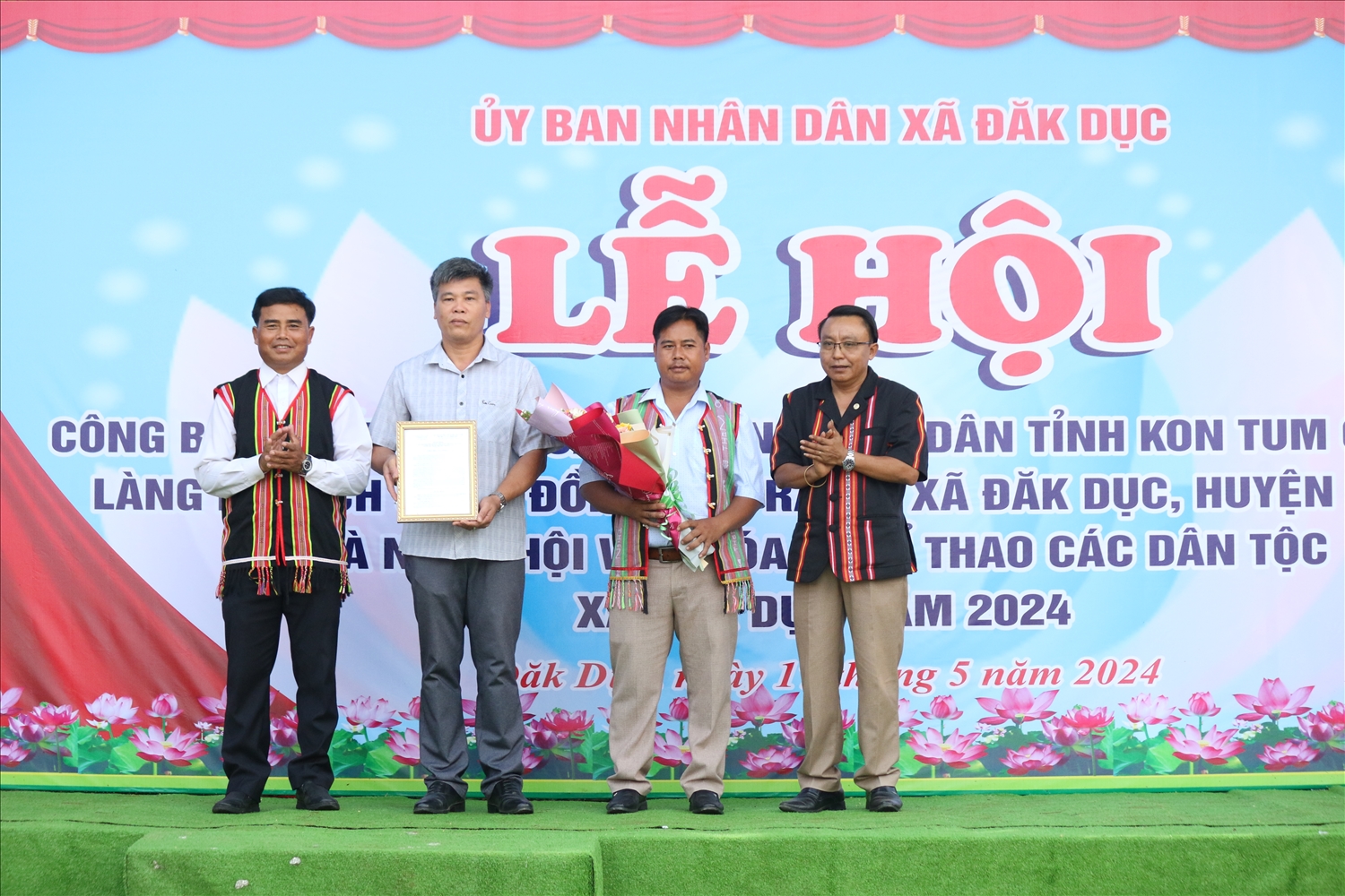 Lãnh đạo Sở Văn hóa, Thể thao và Du lịch tỉnh Kon Tum trao Quyết định của UBND tỉnh công nhận Làng du lịch cộng đồng Đăk Răng