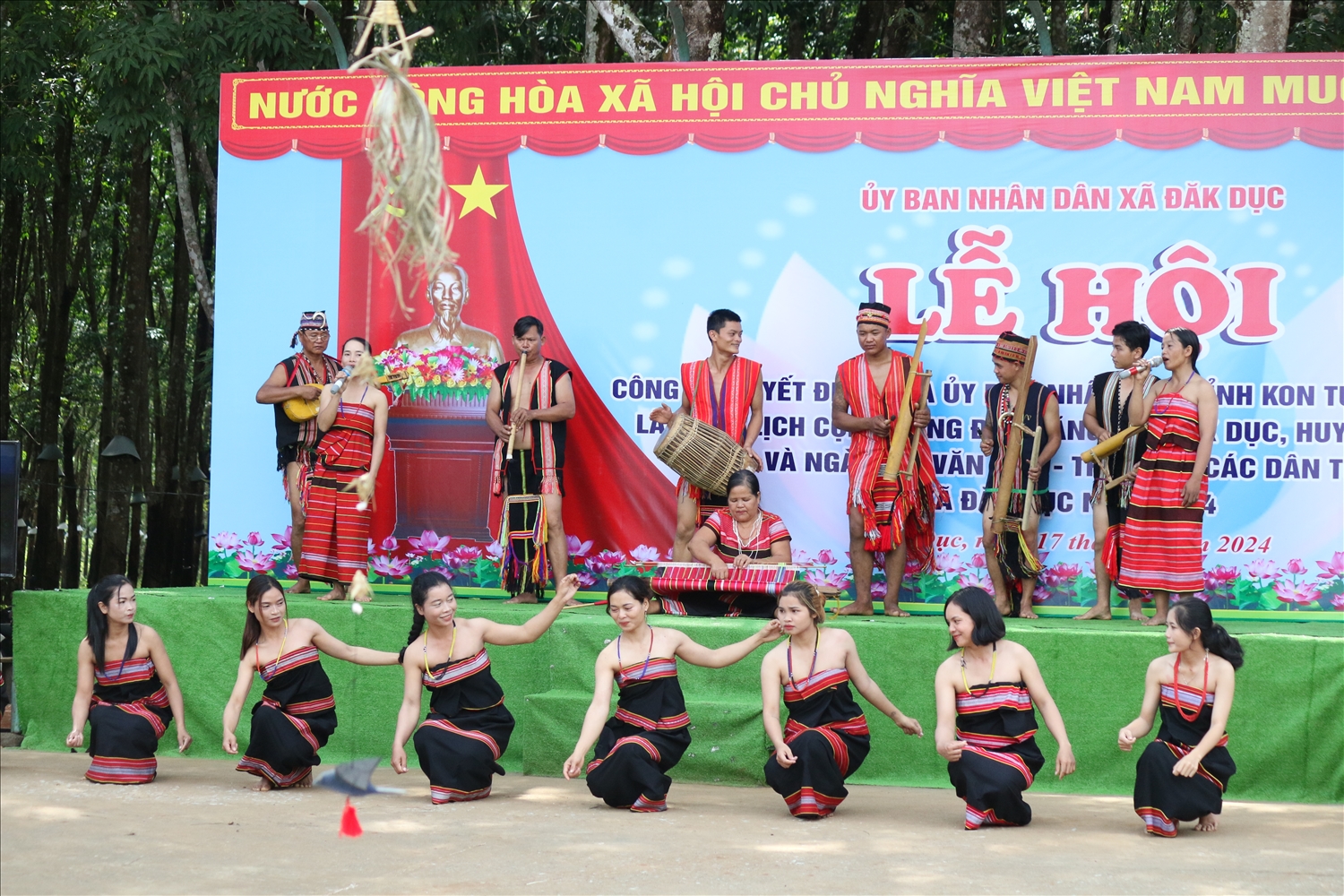 Những nghệ nhân làng Đăk Răng trình diễn bài dân ca Dệt vải của đồng bào Gié Triêng 
