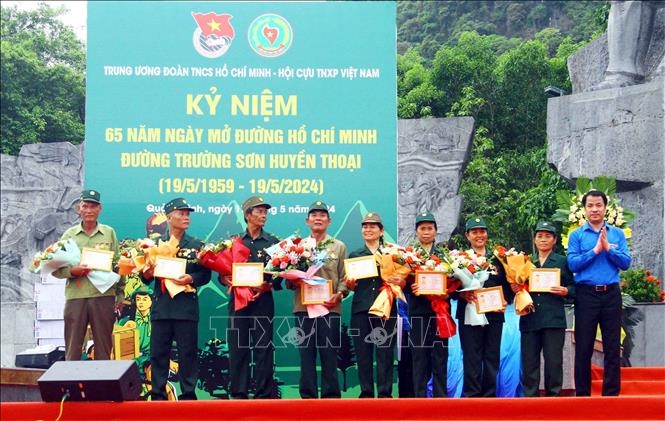 Tặng Kỷ niệm chương cho các cựu thanh niên xung phong tỉnh Quảng Bình. Ảnh: Tá Chuyên/TTXVN