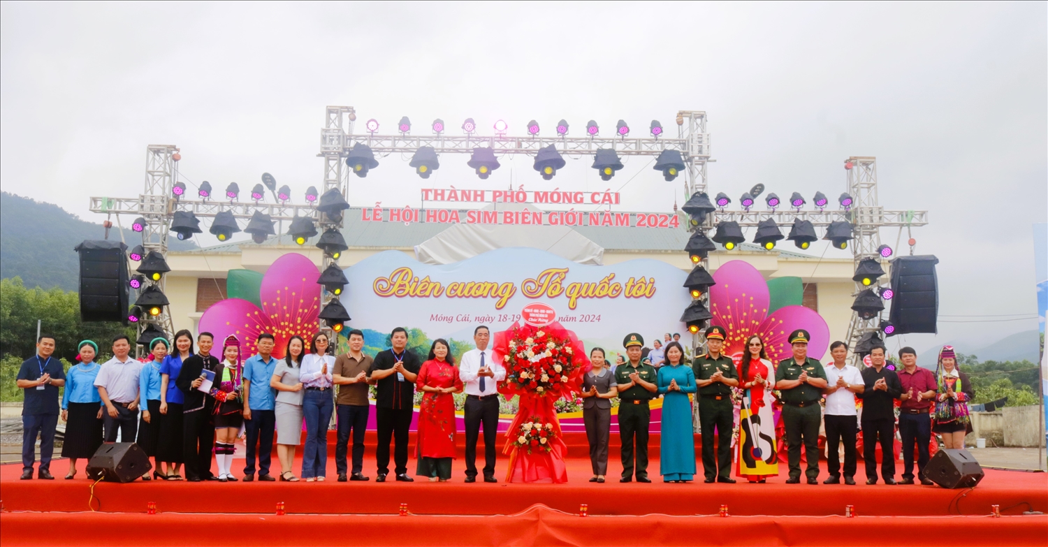 Lãnh đạo Tp Móng Cái, Ban Dân tộc tỉnh Quảng Ninh tặng hoa chúc mừng lễ hội 