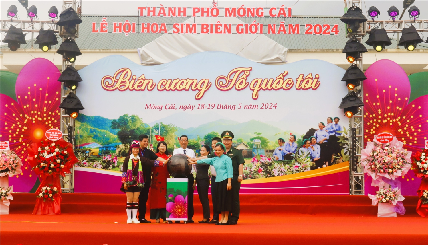 Các đại biểu nhấn nút khai mạc lễ hội hoa sim biên giới Móng Cái năm 2024