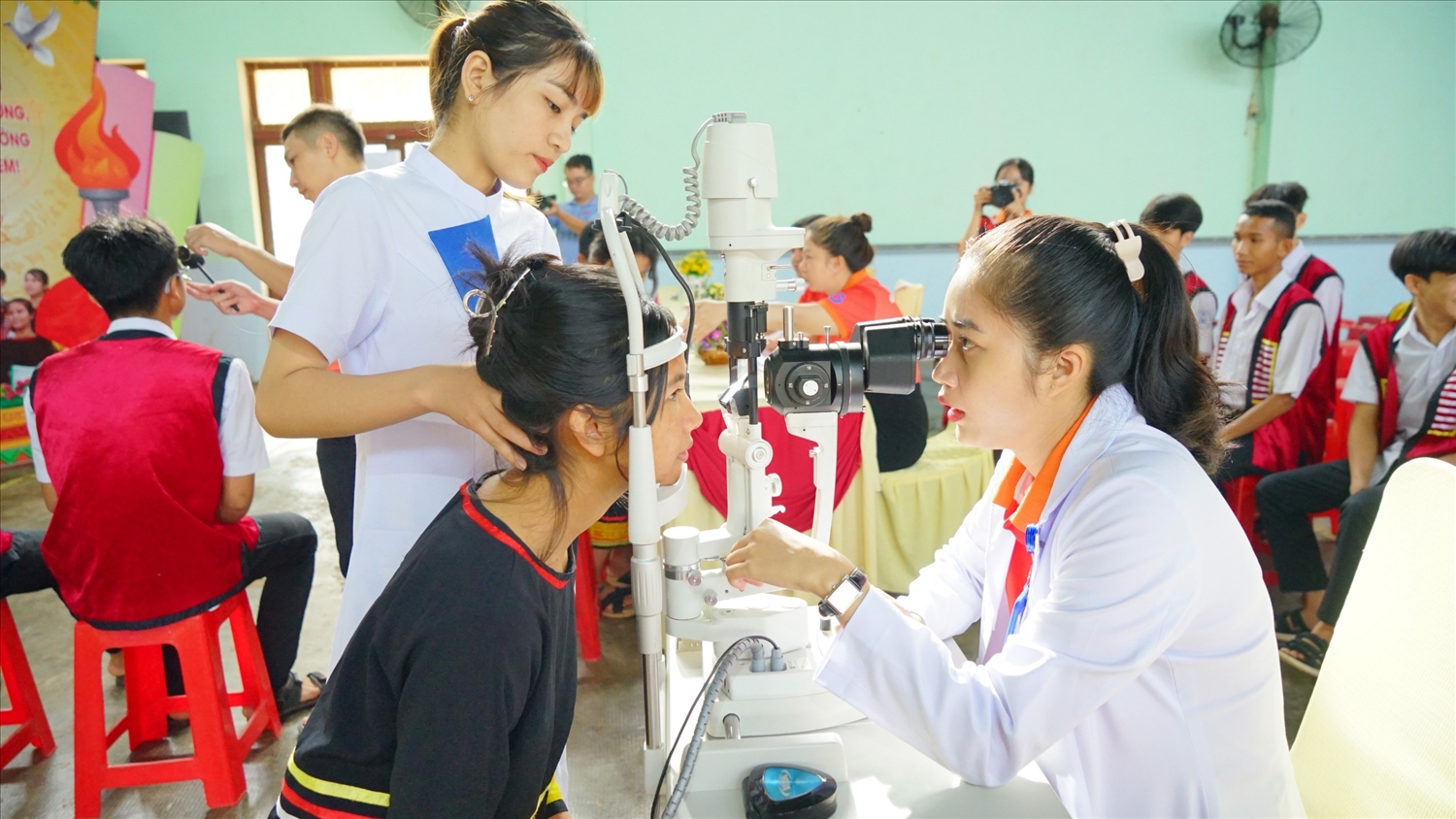 Các bác sỹ khám tầm soát và kiểm soát cận thị học đường miễn phí cho học sinh Trường Trường Phổ thông Dân tộc Nội trú tỉnh Gia Lai