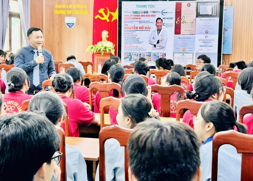 Tiến sĩ Nguyễn Hồ Hải giúp các em học sinh hiểu rõ hơn về phương pháp Ortho-K (phương pháp điều trị tật khúc xạ hiện đại không phẫu thuật)