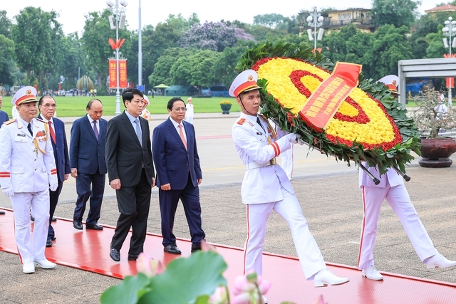 (Dẫn nguồn) Lãnh đạo Đảng, Nhà nước viếng Chủ tịch Hồ Chí Minh và các Anh hùng liệt sĩ 1