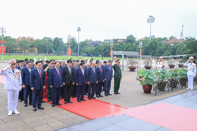 (Dẫn nguồn) Lãnh đạo Đảng, Nhà nước viếng Chủ tịch Hồ Chí Minh và các Anh hùng liệt sĩ 2