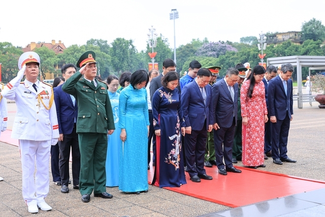 (Dẫn nguồn) Lãnh đạo Đảng, Nhà nước viếng Chủ tịch Hồ Chí Minh và các Anh hùng liệt sĩ 5