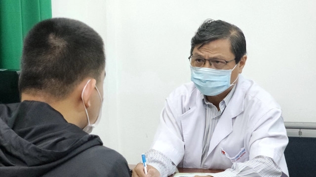 Bác sĩ chuyên khoa II Vũ Kim Hoàn, Trưởng Phòng Kế hoạch Tổng hợp Bệnh viện Tâm thần TP Hồ Chí Minh, thăm khám cho bệnh nhân N.M.H