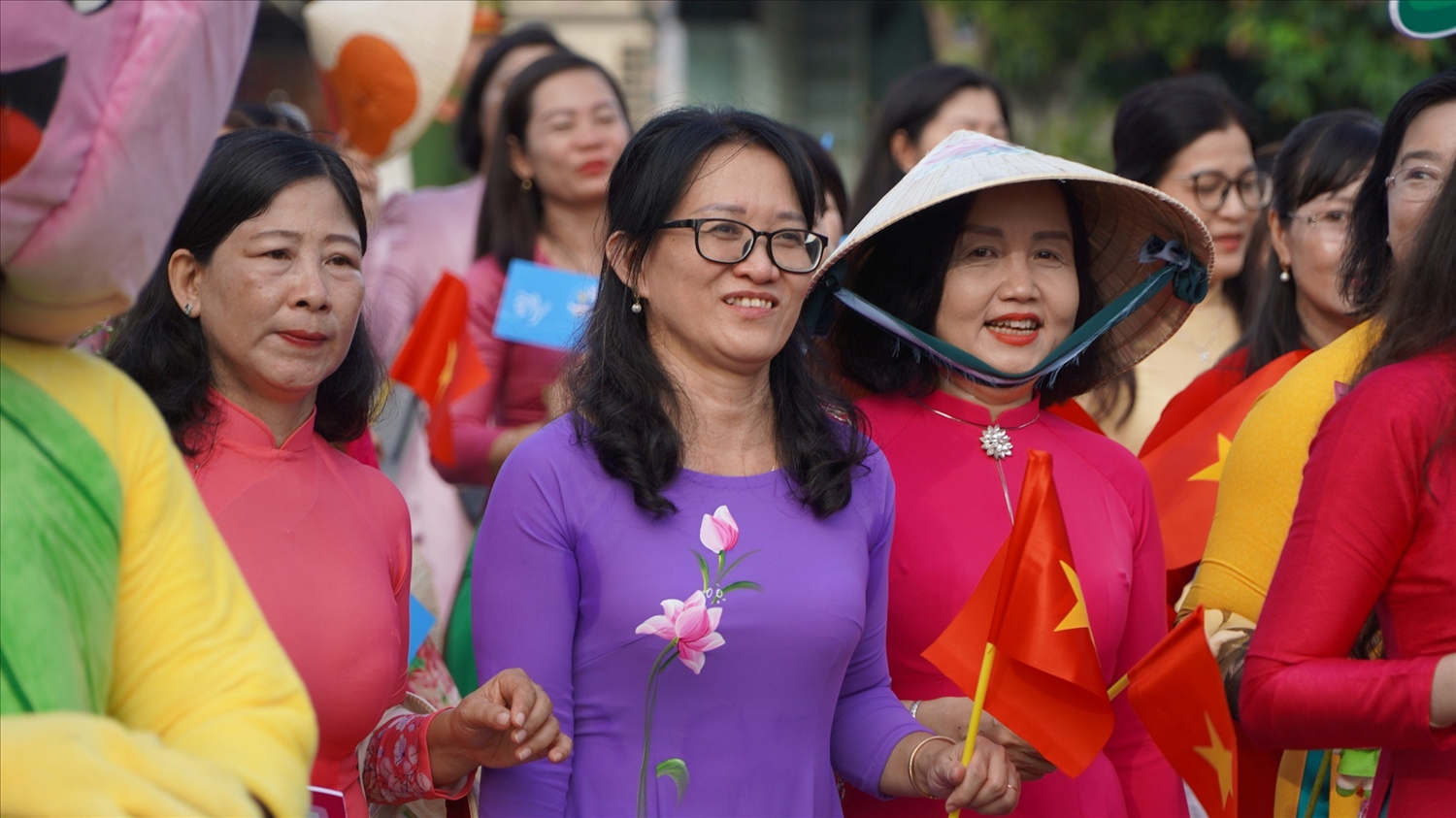 Khoảng 5.500 phụ nữ Đồng Tháp diễu hành áo dài