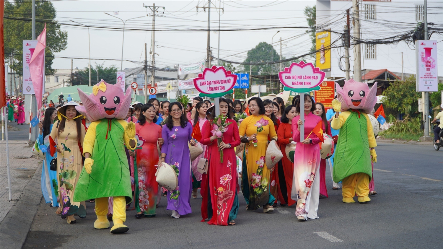 Phụ nữ Đồng Tháp trong trang phục áo dài tham gia diễu hành trên đường phố Cao Lãnh.