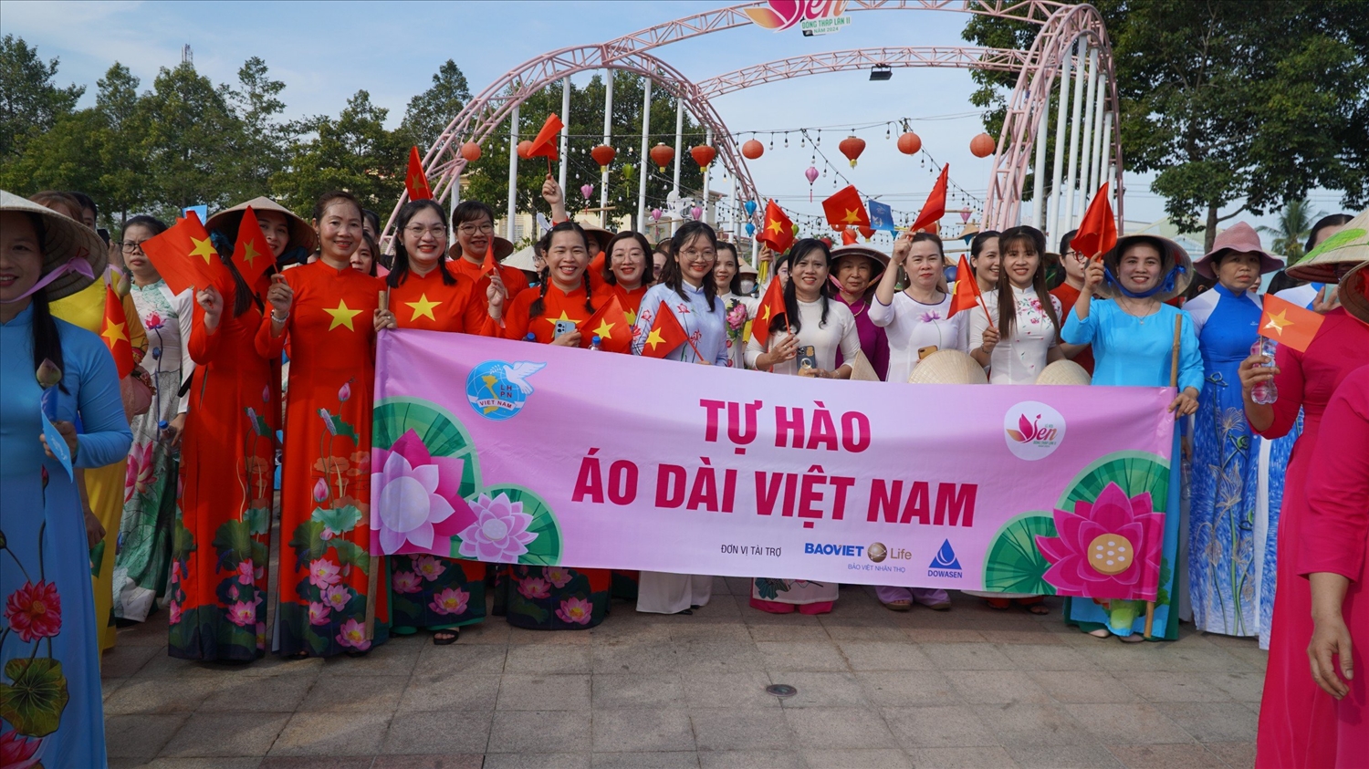 Hoạt động này cũng nhằm tôn vinh áo dài Việt Nam và vẻ đẹp của phụ nữ trong tà áo dài truyền thống