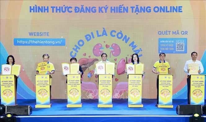 Thủ tướng Phạm Minh Chính và các đại biểu đăng ký hiến tặng mô, tạng. Ảnh: Dương Giang/TTXVN