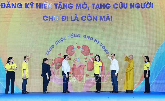 Thủ tướng Phạm Minh Chính và các đại biểu phát động Chương trình “Đăng ký hiến tặng mô, tạng - Cho đi là còn mãi"". Ảnh: Dương Giang/TTXVN
