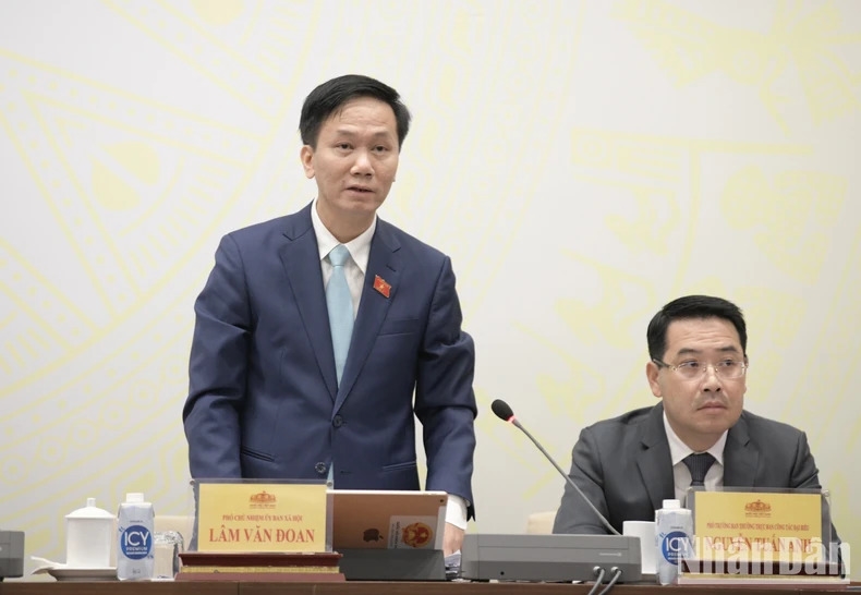 Ông Lâm Văn Đoan, Phó Chủ nhiệm Ủy ban Xã hội của Quốc hội phát biểu tại họp báo. (Ảnh: DUY LINH)
