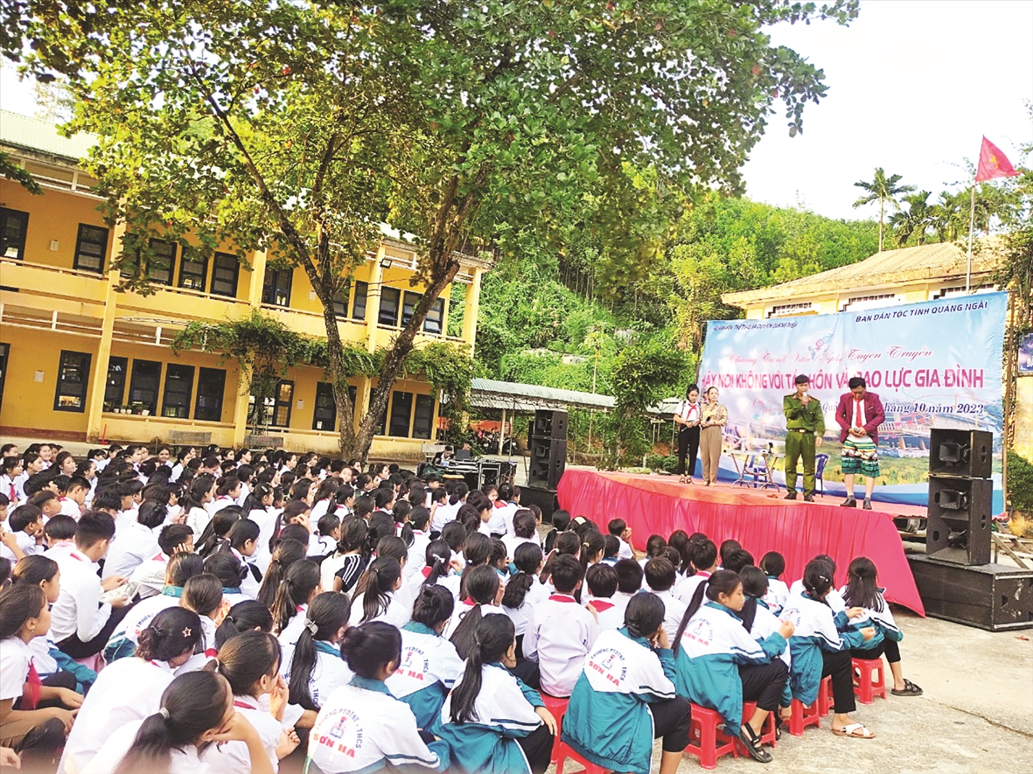 Ban Dân tộc tỉnh Quảng Ngãi phối hợp với các trường học tổ chức các buổi tuyên truyền pháp luật về tác hại của nạn tảo hôn.