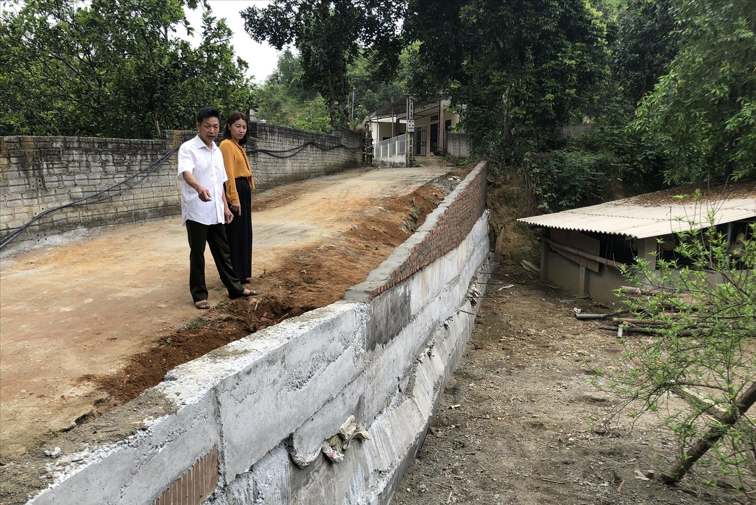 Kè chống sạt lở đường vào xóm Ví Róm trị giá gần 50 triệu đồng do bà con Nhân dân thôn Kim Tiến đóng góp
