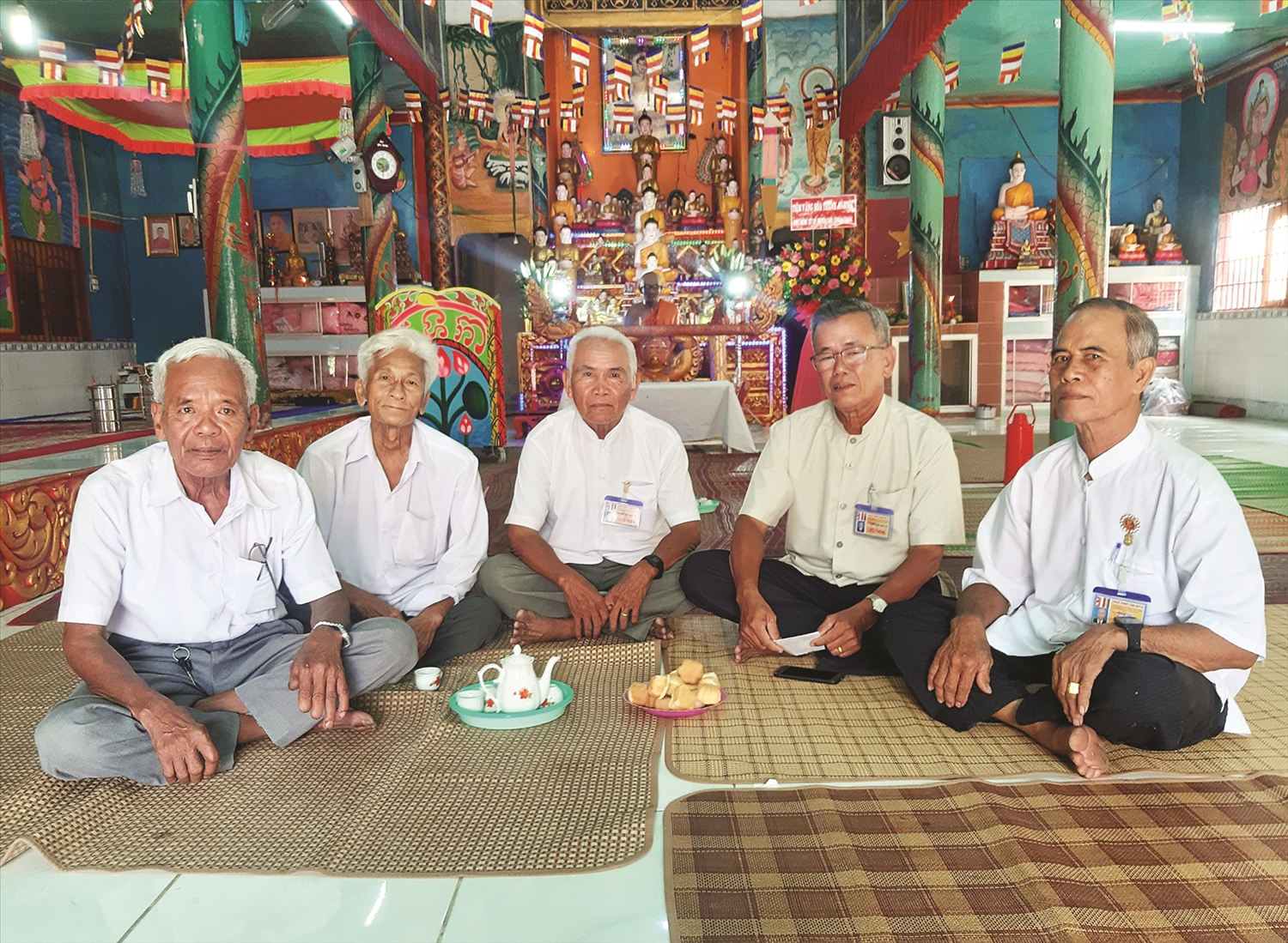 Ông Thạch Công (bìa trái) Trưởng Ban công tác Mặt trận ấp Phnor Kom Pôt, xã Tham Đôn (huyện Mỹ Xuyên, tỉnh Sóc Trăng) luôn sâu sát cơ sở, nắm bắt được tâm tư, nguyện vọng và ý kiến của người dân
