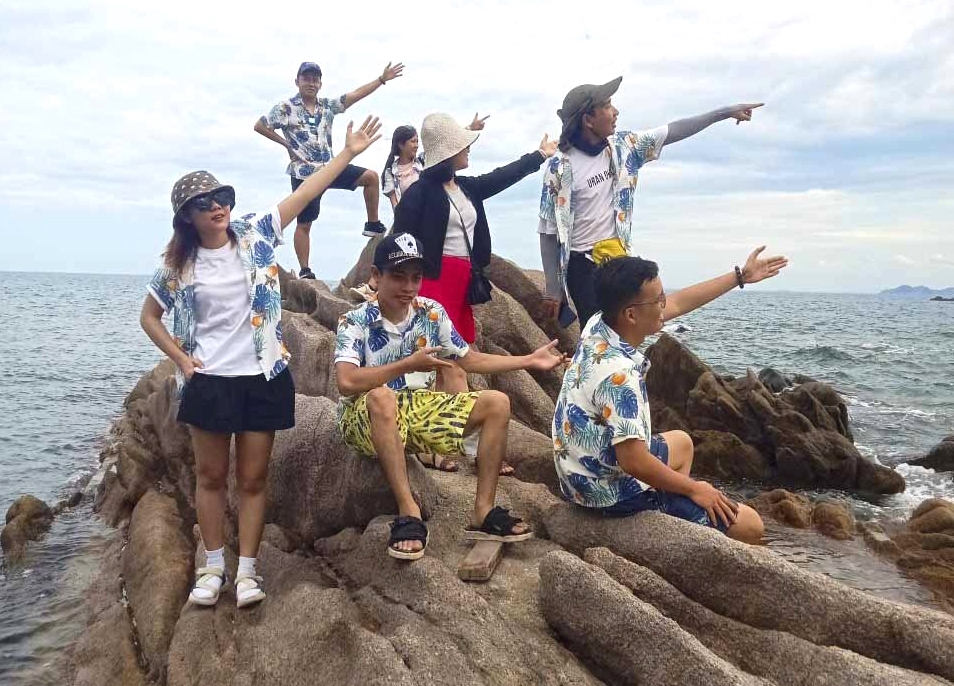 Du khách thích thú trải nghiệm du lịch cộng đồng tại đảo Cù Lao Xanh