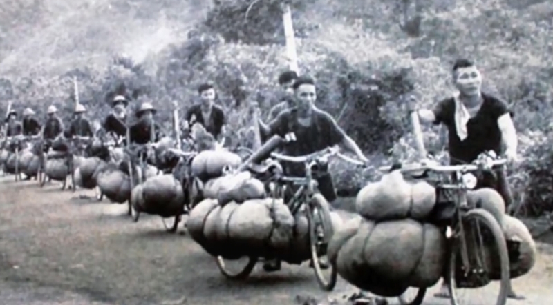 Hàng trăm nghìn dân công, thanh niên xung phong bất chấp bom đạn hướng về Điện Biên Phủ để bảo đảm hậu cần phục vụ chiến dịch. (Ảnh tư liệu).