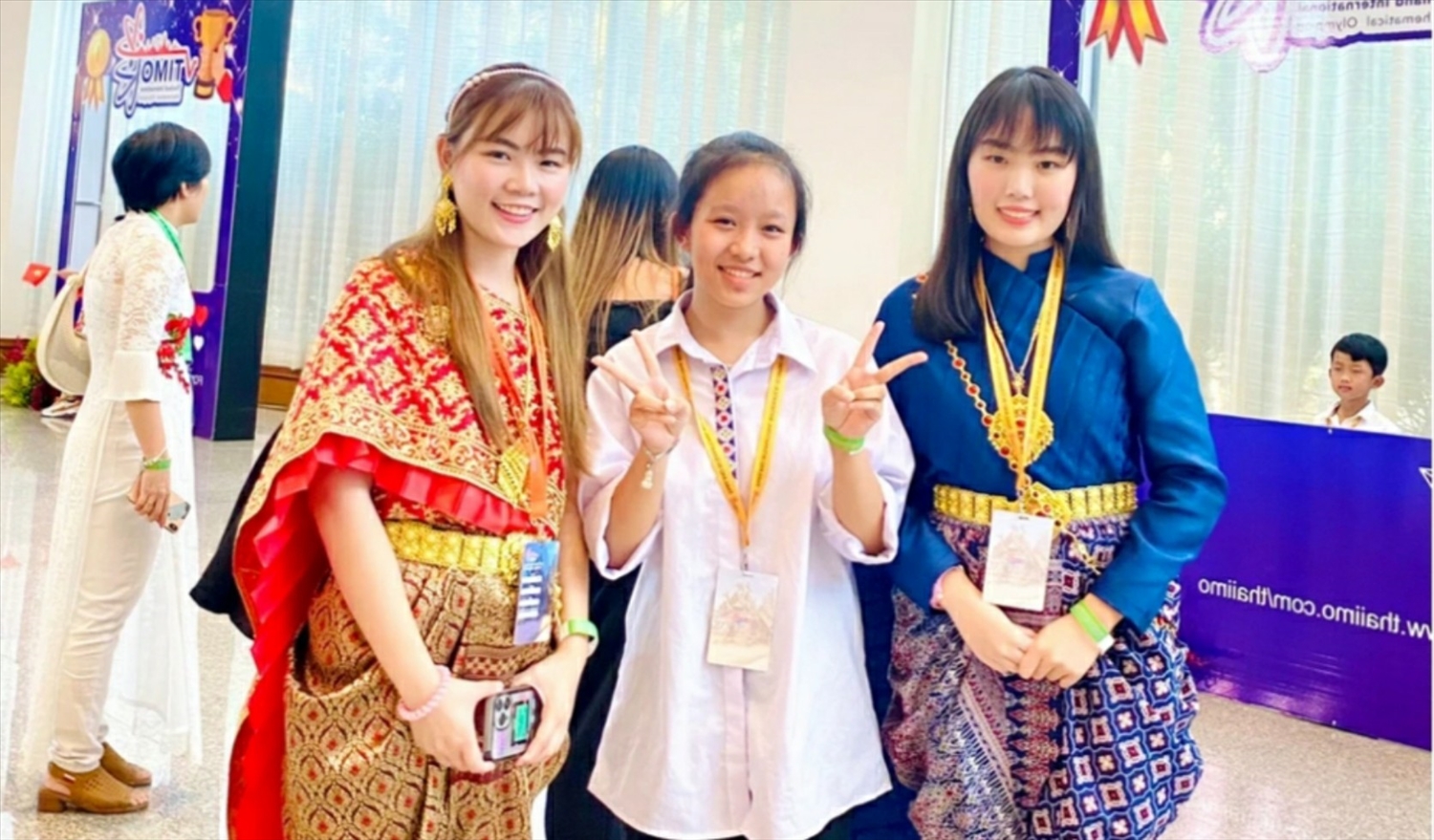 Nguyễn La Vi Na (ở giữa) hiện đang theo học tại Trường THPT DTNT số 1 của tỉnh Nghệ An đã xuất sắc đoạt Huy chương Bạc tại Kỳ thi Olympic Toán học quốc tế TIMO tại Thái Lan vào tháng 3/2023
