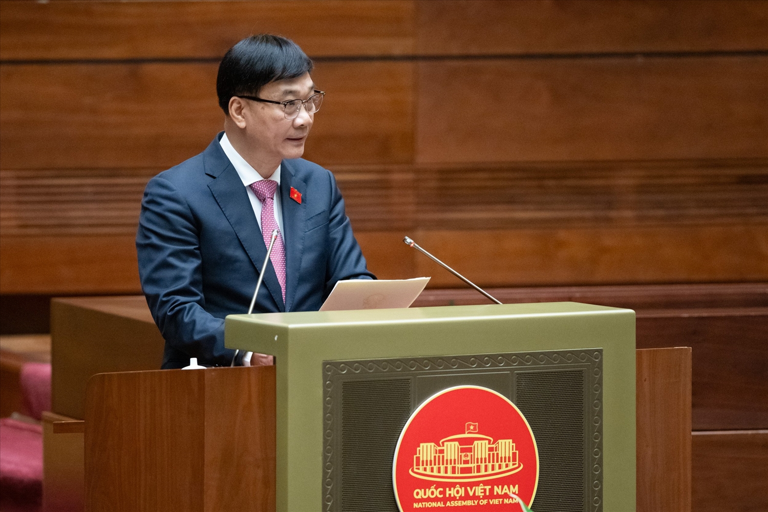 Chủ nhiệm Ủy ban Kinh tế của Quốc hội Vũ Hồng Thanh trình bày báo cáo thẩm tra