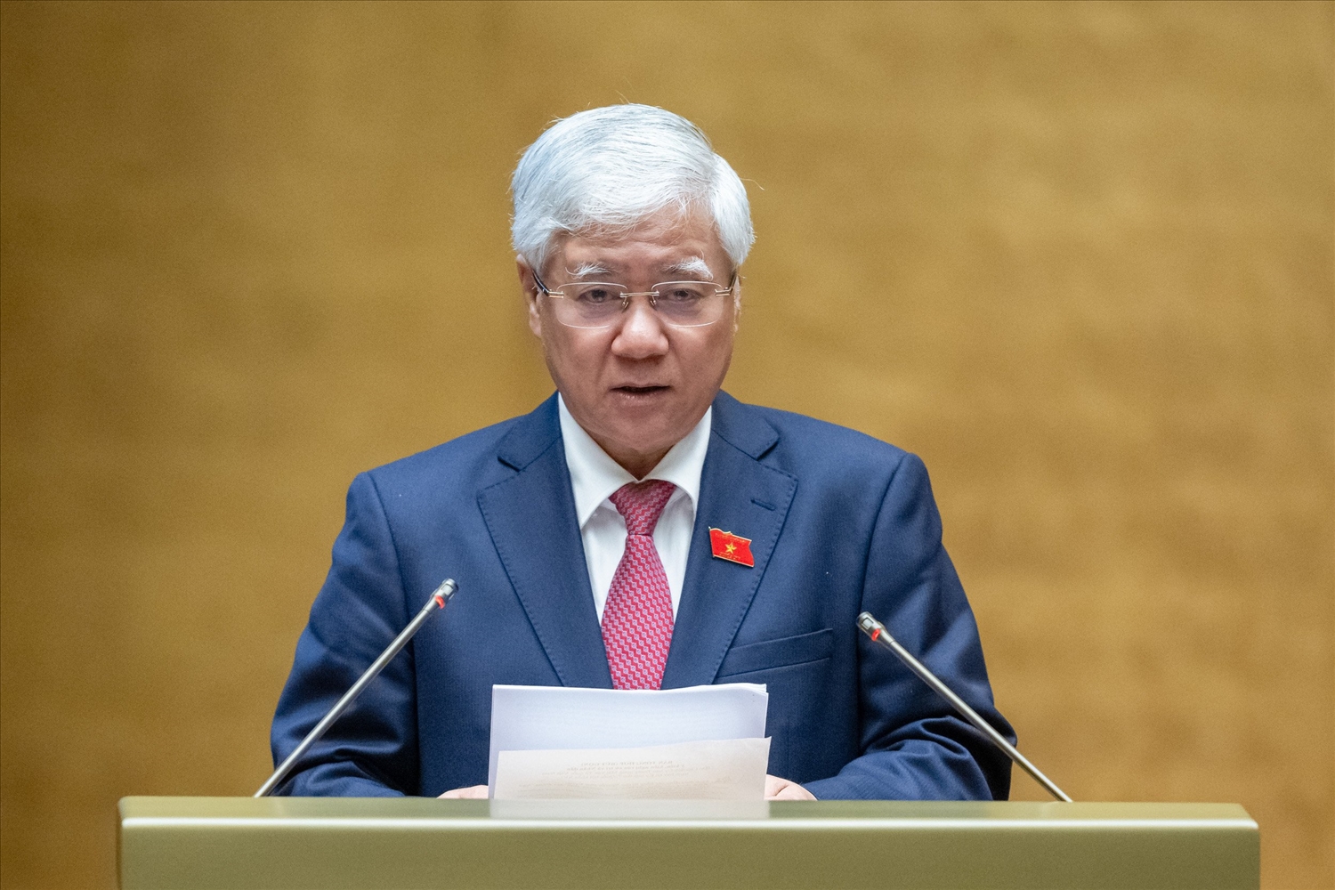Chủ tịch Ủy ban Trung ương Mặt trận Tổ quốc Việt Nam Đỗ Văn Chiến trình bày Báo cáo tại phiên họp