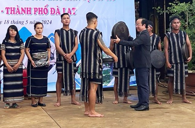 Sở VH-TT&DL Lâm Đồng trao tặng chiêng và trang phục cho CLB