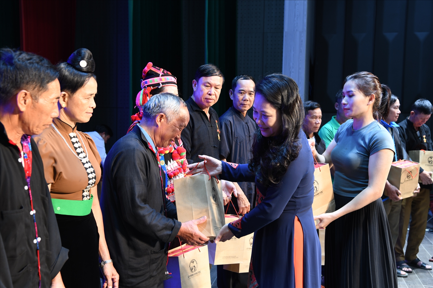 Thứ trưởng, Phó Chủ nhiệm Nông Thị Hà trao quà cho các đại biểu