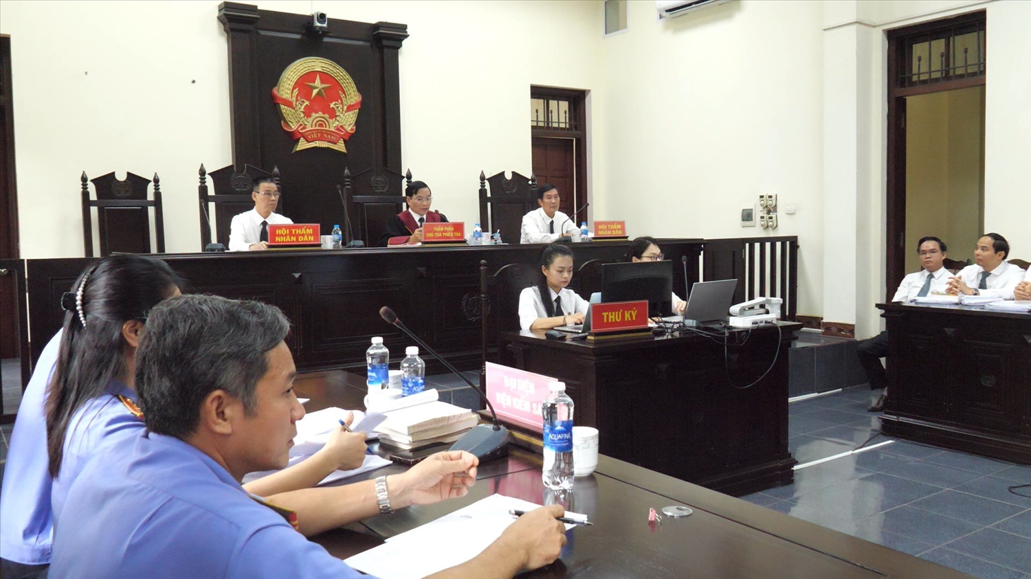 Thẩm phán Bùi Văn Khanh, Phó Chánh án Tòa án Nhân dân tỉnh Lào Cai làm Chủ tọa phiên tòa