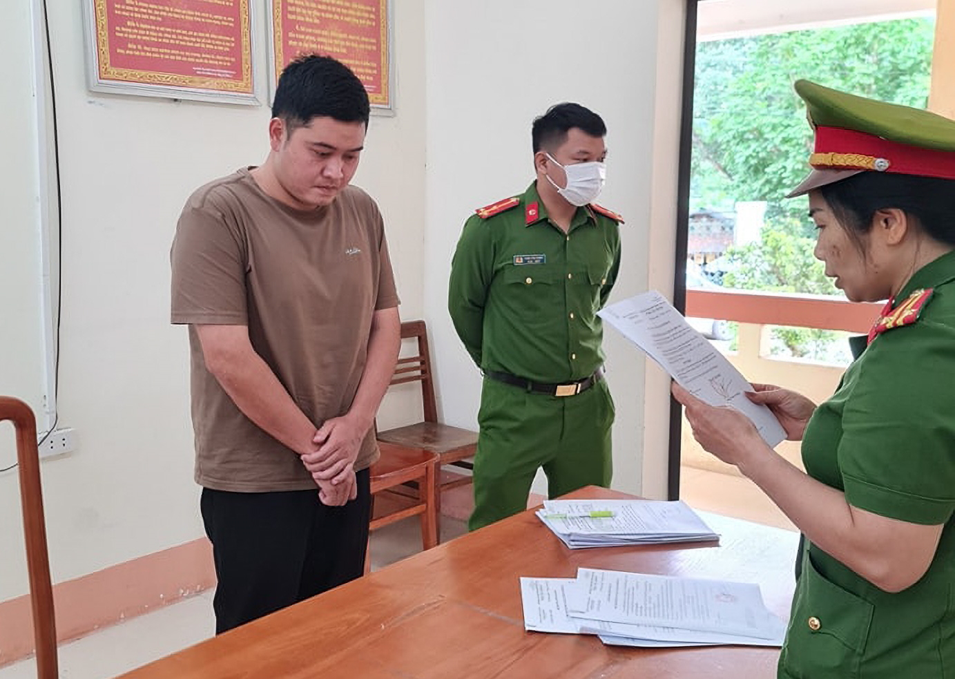 Cơ quan Cảnh sát điều tra, Công an tỉnh Hà Giang đọc lệnh bắt tạm giam đối với Trần Trung Hiếu.
