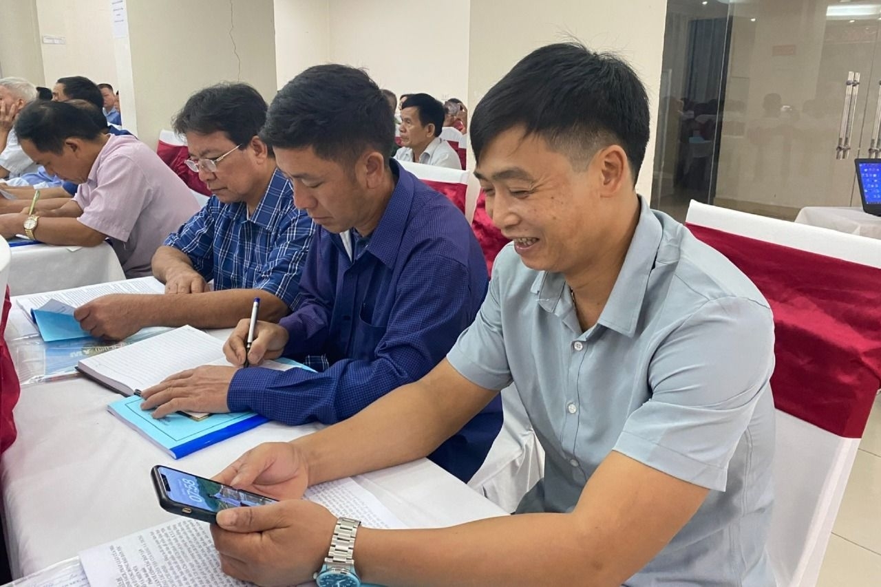 Ông Lý Văn Thiết, Người có uy tín thôn Cốc Tộc, xã Nam Mẫu, huyện Ba Bể sử dụng điện thoại thông minh để đọc tài liệu tập huấn.