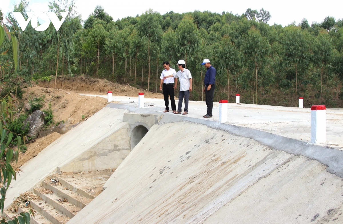 Đầu tư làm đường vào tận khu sản xuất tại xã Vĩnh Hiệp, huyện Vĩnh Thạnh, tỉnh Bình Định (Ảnh: VOV).