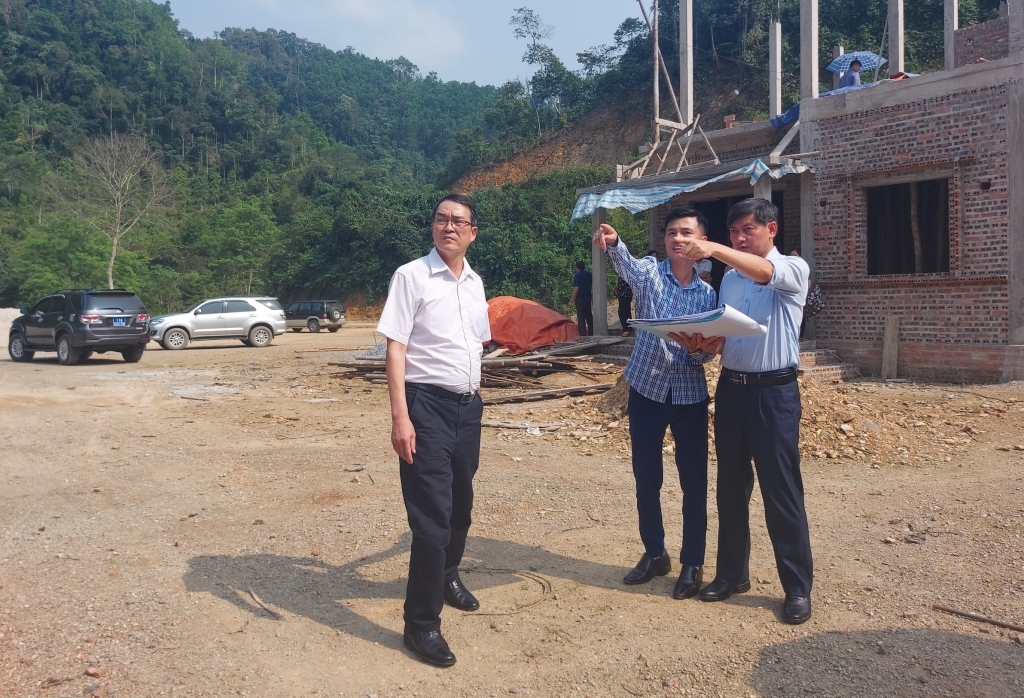  Ông Bế Văn Hùng (bìa phải) - Trưởng Ban Dân tộc tỉnh Cao Bằng kiểm tra Dự án bố trí ổn định dân cư phòng tránh thiên tai thuộc Chương trình MTQG 1719 tại huyện Thạch An.