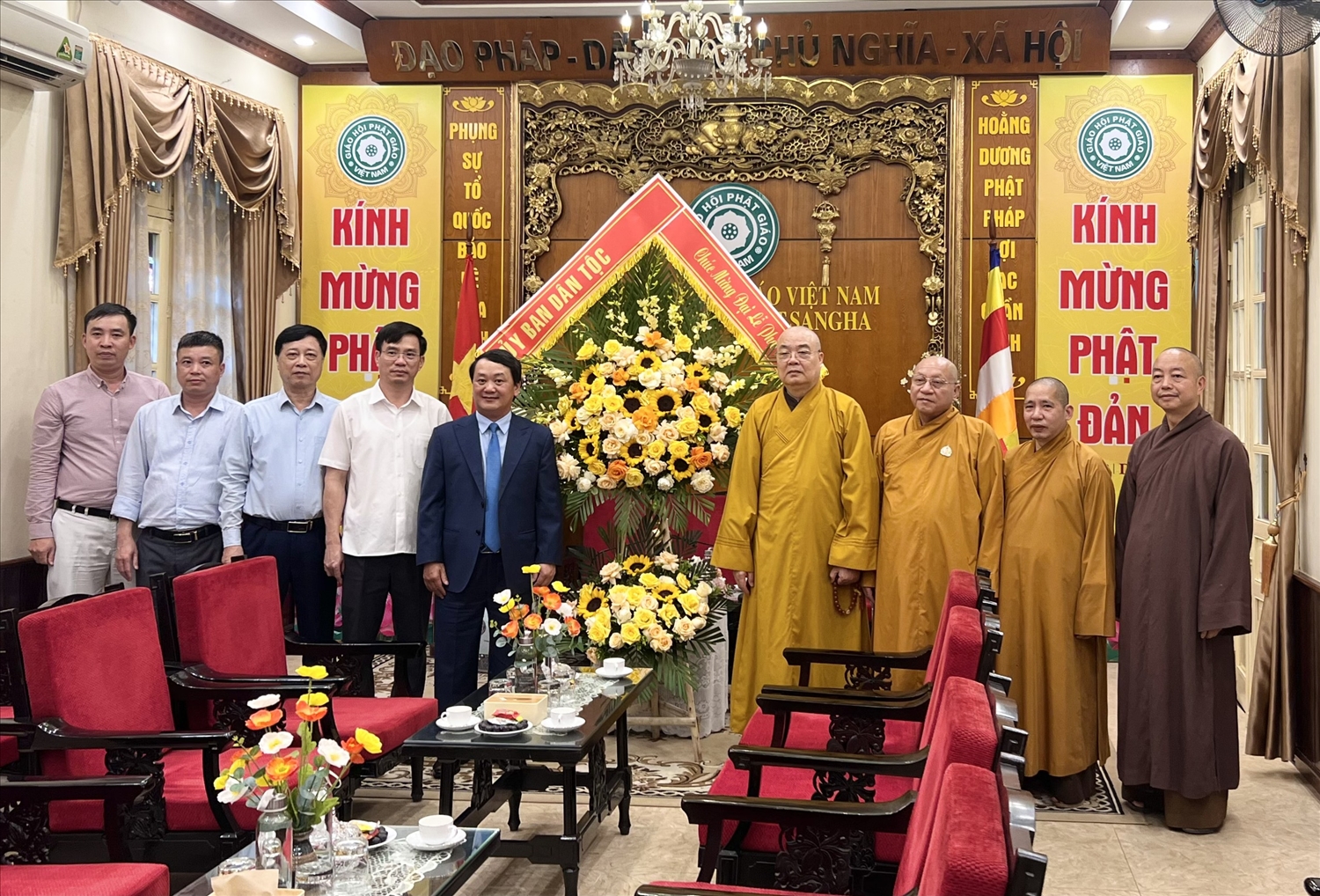 TIN THỜI SỰ Bộ trưởng, Chủ nhiệm Hầu A Lềnh thăm và chúc mừng Giáo hội Phật giáo Việt Nam nhân Đại lễ Phật đản 1
