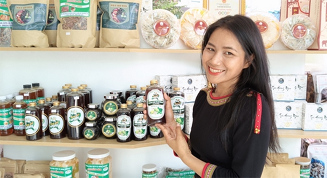 Các sản phẩm OCOP trưng bày tại Điểm hỗ trợ Thông tin - Văn hóa - Du lịch huyện Lắk