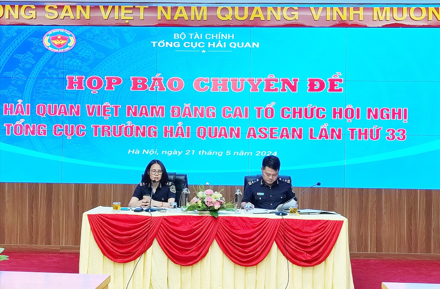Bà Nguyễn Việt Nga - Vụ Phó vụ Hợp tác quốc tế chủ trì buổi Họp báo 