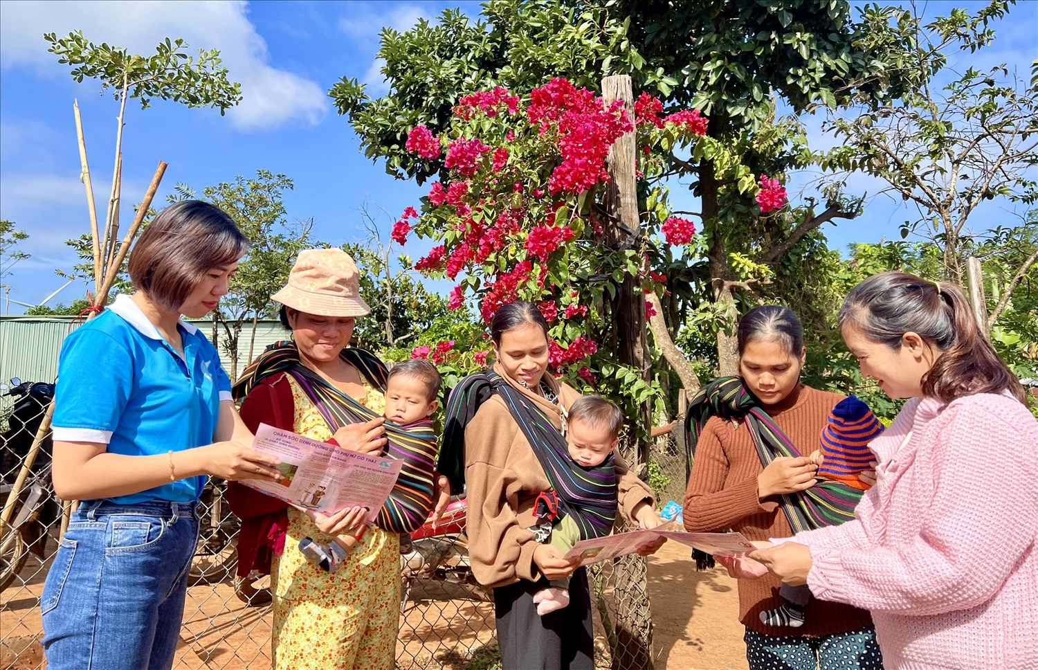 Cán bộ Hội Liên hiệp Phụ nữ huyện Chư Pưh tuyên truyền kiến thức chăm sóc sức khỏe sinh sản, làm mẹ an toàn, chăm sóc trẻ thơ cho người dân