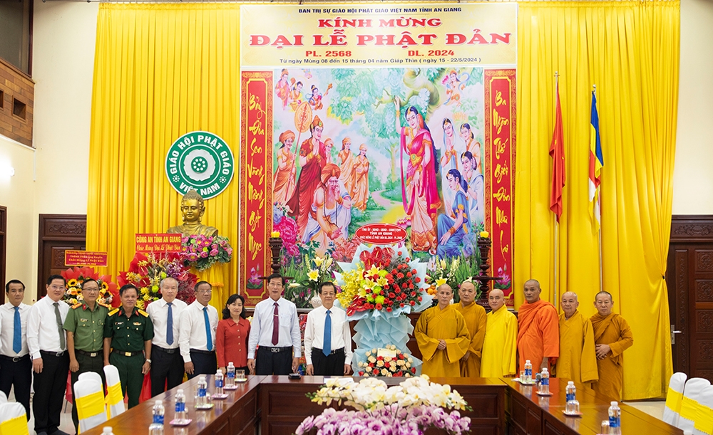 Ông Lê Hồng Quang, Bí thư tỉnh uỷ An Giang trao lẵng hoa chúc mừng đến Ban Trị sự Giáo hội Phật giáo Việt Nam tỉnh