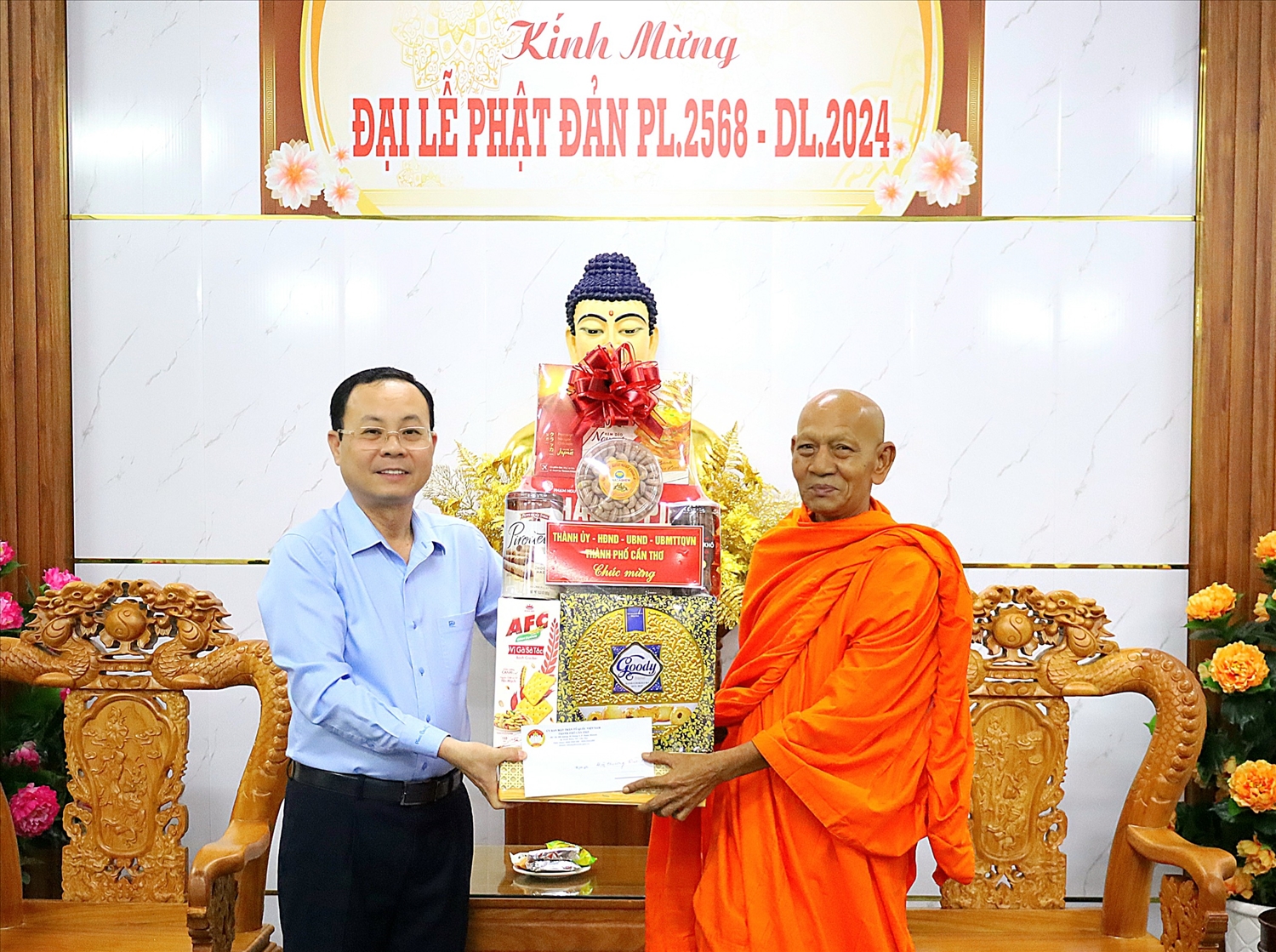 Bí thư Thành ủy Cần Thơ Nguyễn Văn Hiếu tặng quà cho Ban trị sự Giáo hội Phật giáo Việt Nam thành phố 