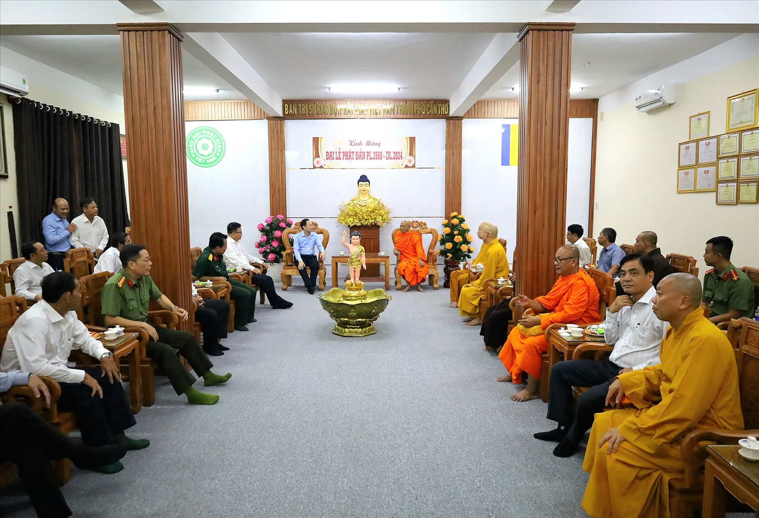 Lãnh đạo Tp. Cần Thơ đến thăm Ban trị sự Giáo hội Phật giáo Việt Nam thành phố tại chùa Khánh Quang, quận Ninh Kiều