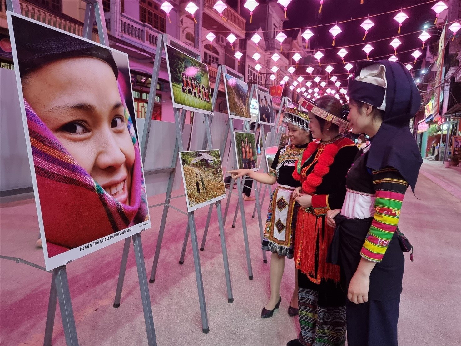 Hoạt động triển lãm ảnh tại chợ đêm Bảo Lạc, Cao Bằng