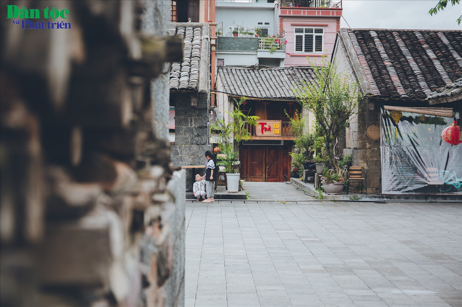 Phố cổ Đồng Văn là một tổ hợp gồm 40 gia đình sinh sống liền kề với nhau tạo thành một khu phố ẩn mình dưới những vách núi đá. 
