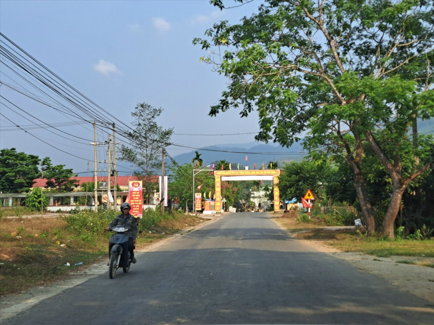Nhiều xã miền núi Quảng Nam còn khá khó khăn trong việc thực hiện các tiêu chí NTM