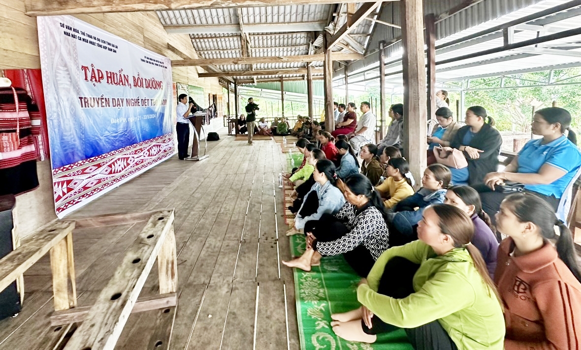 Đông đảo chị em phụ nữ Ba Na tham gia lớp tập huấn, truyền dạy nghề dệt thổ cẩm truyền thống