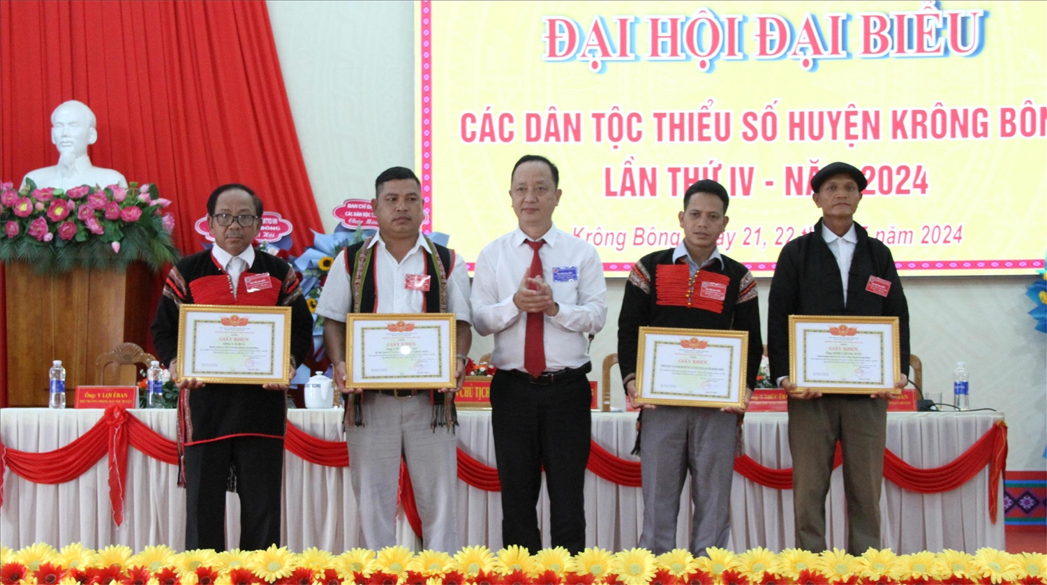 Phó trưởng Ban Dân tộc tỉnh Đắk Lắk Hà Huy Quang trao giấy khen của Ban Dân tộc cho các tập thể cá nhân