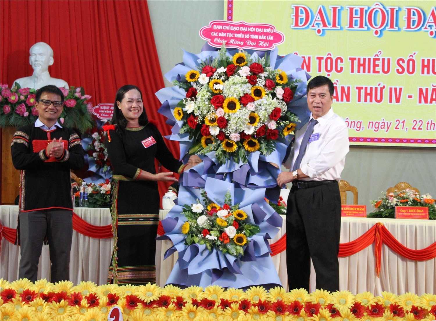 Trưởng Ban Dân tộc tỉnh Đắk Lắk Nguyễn Kính tặng hoa đại hội