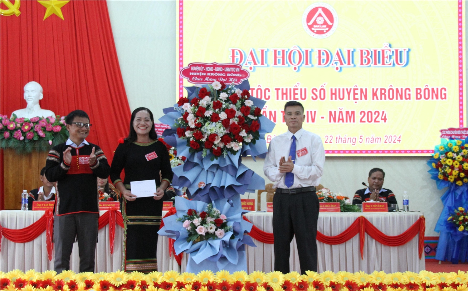 Bí thư Huyện ủy Krông Bông Đỗ Quốc Hương tặng hoa chúc mừng đại hội
