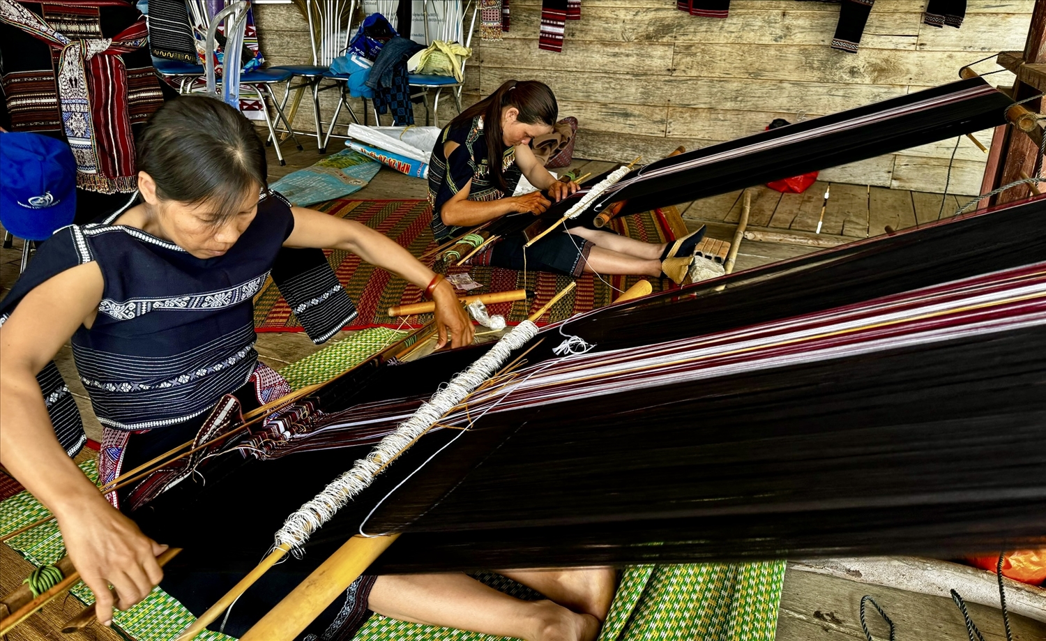 Phụ nữ Ba Na ở Đak Pơ thực hành phương pháp dệt thổ cẩm truyền thống 