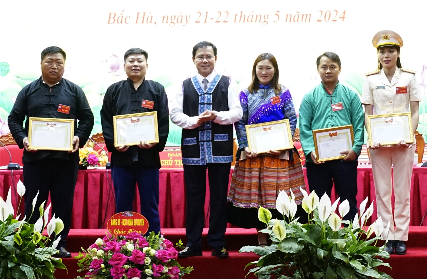 Ban Dân tộc tỉnh Lào Cai khen thưởng 01 tập thể và 4 cá nhân có thành tích xuất sắc trong thực hiện Quyết tâm thư tại Đại hội lần thứ III