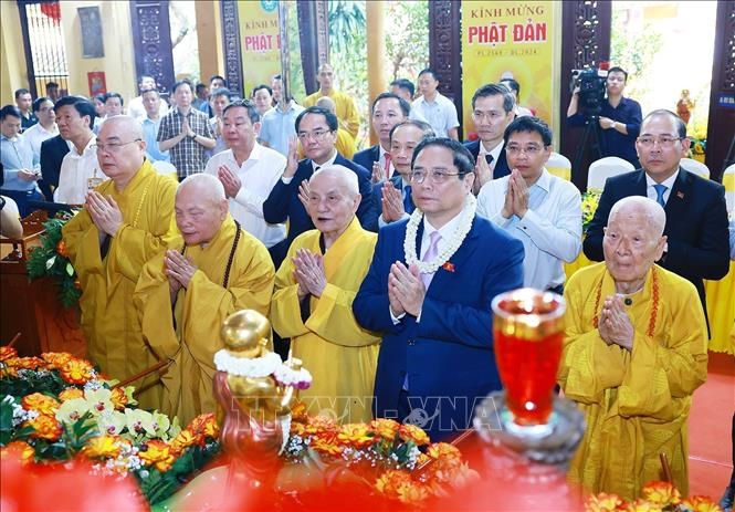 Thủ tướng Phạm Minh Chính và các chư Tôn giáo phẩm cùng các đại biểu thực hiện nghi thức tắm Phật.