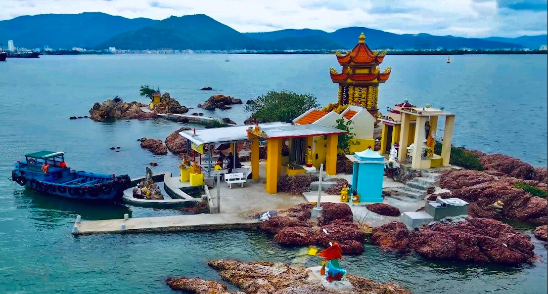 Tháp Thầy Bói nằm giữa đầm Thị Nại, thu hút nhiều du khách đến thăm quan